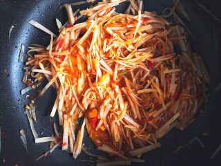 11、简单不放油的 鱼香肉丝,翻炒几下，为了把土豆丝和酱料混合均匀