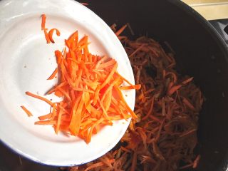 13、简单不放油的 鱼香肉丝,加入胡萝卜丝