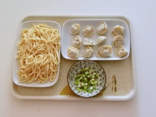 7、云吞面,云吞面的食材准备好了  香葱切小圈