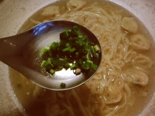 14、云吞面,放入香葱圈 关火