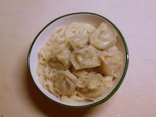 16、云吞面,再将云吞放到面条上面