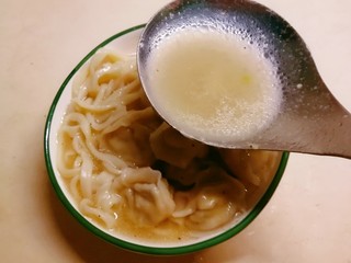 17、云吞面,倒入汤汁