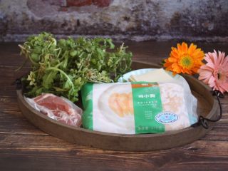 1、荠菜鸡肉馄饨,准备好食材。