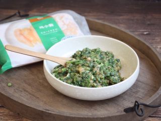 6、荠菜鸡肉馄饨,放少许的盐，朝一个方向搅拌均匀备用。