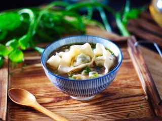 14、荠菜鸡肉馄饨,成品图。