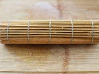 13、金枪鱼寿司,全部卷完后用手上下攥一攥，不要用力过度