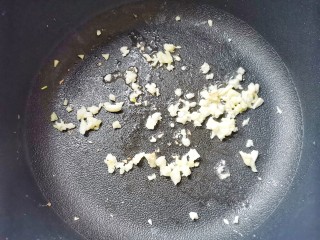 6、冬瓜鸡蛋汤,爆香蒜末。