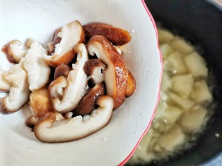 9、冬瓜鸡蛋汤,倒入香菇，