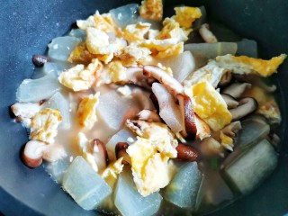 13、冬瓜鸡蛋汤,煮开。