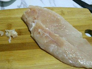 2、香煎嫩鸡胸,将鸡肉的油脂和膜切除～