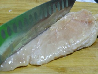 3、香煎嫩鸡胸,使用翻刀背反复敲打鸡肉，给予给予松弛，时间可以久一些哈～