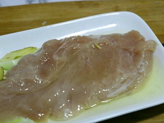 6、香煎嫩鸡胸,鸡蛋磕开，只要蛋清，放入鸡肉中～