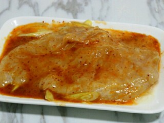 9、香煎嫩鸡胸,反复按摩一会(尽量久一些)，放入冷藏2小时以上～