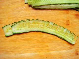 6、黄瓜花朵拼盘,两片稍微交错摆放。