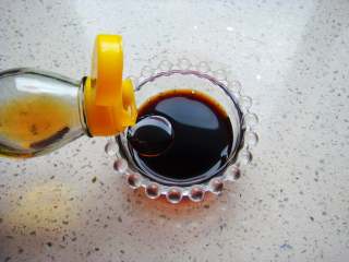 10、黄瓜花朵拼盘,小碗里放入盐，倒入生抽、香醋，香油，辣椒油（不喜辣可忽略不放）