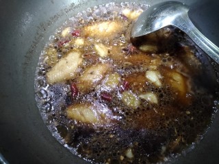 7、可乐鸡翅,再放入600毫升可乐，适量盐，鸡精，白胡椒粉，老抽。大火烧开转中小火，盖上盖子，炖25分钟。中途可以看下，以免烧焦。最后汤汁差不多时候，大火收汁就可以了。