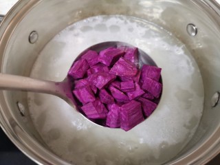 4、紫薯燕麦粥,锅开以后下入紫薯块，再次大火烧开，转小火煮25分钟左右。