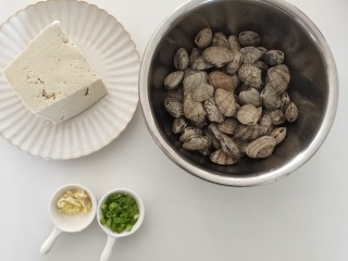 1、花蛤豆腐汤,准备食材