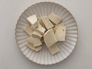 2、花蛤豆腐汤,豆腐切片