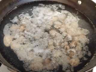 3、花蛤豆腐汤,锅内烧水，水开倒入花蛤