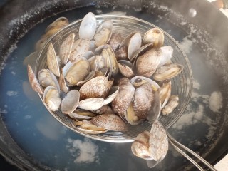4、花蛤豆腐汤,煮至开口捞出