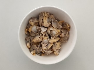 5、花蛤豆腐汤,取出花蛤肉