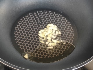 6、花蛤豆腐汤,锅内热油下姜蒜炒香