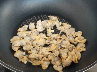 7、花蛤豆腐汤,倒入花蛤肉翻炒