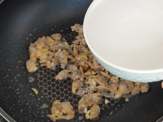 8、花蛤豆腐汤,加入两碗清水煮开