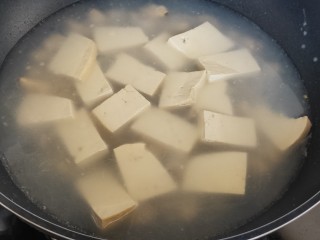 9、花蛤豆腐汤,加入豆腐再次煮开