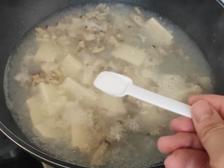 10、花蛤豆腐汤,加入一勺咸盐