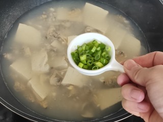 13、花蛤豆腐汤,加入葱花