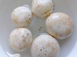 2、口蘑汤,将口蘑泡水清洗干净