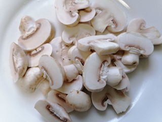 3、口蘑汤,将口蘑切成片状