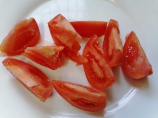 5、口蘑汤,番茄切成小块