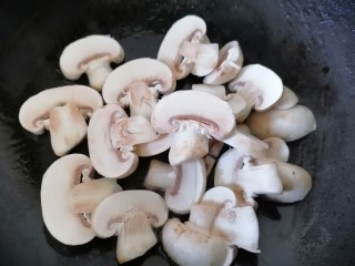 7、口蘑汤,放入口蘑翻炒