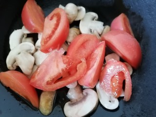 8、口蘑汤,翻炒片刻放入番茄