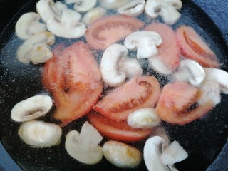 9、口蘑汤,加入适量水