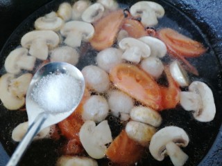 11、口蘑汤,加入一勺盐调味