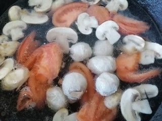 10、口蘑汤,水烧开放入香菇肉丸