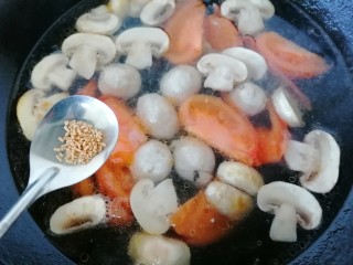 12、口蘑汤,加入少许鸡精提鲜