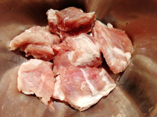 1、胡萝卜玉米排骨汤,排骨冷水泡10分钟，清水洗净，去血水。