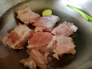 3、胡萝卜玉米排骨汤,排骨冷水下锅，放入生姜片和葱段。