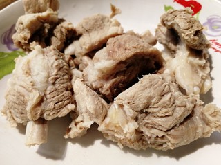 5、胡萝卜玉米排骨汤,捞出排骨，温水洗干净。