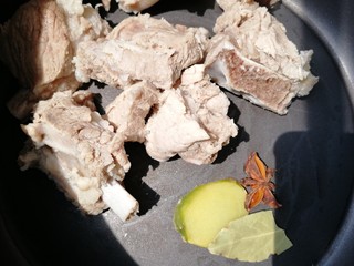 6、胡萝卜玉米排骨汤,锅胆里放入生姜，大料，香叶，排骨。
