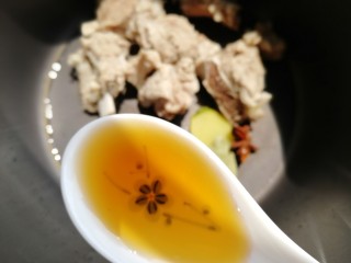 7、胡萝卜玉米排骨汤,放入一汤匙料酒。