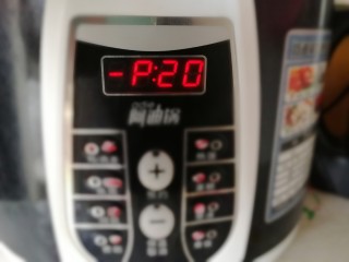 9、胡萝卜玉米排骨汤,盖上盖子，20分钟。