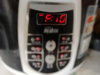 12、胡萝卜玉米排骨汤,压10分钟。