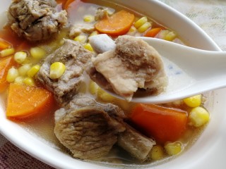 14、胡萝卜玉米排骨汤,排骨酥烂，用生抽蘸着吃，好香。
