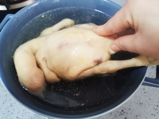 6、茶树菇炖鸡汤,捞出再次清洗